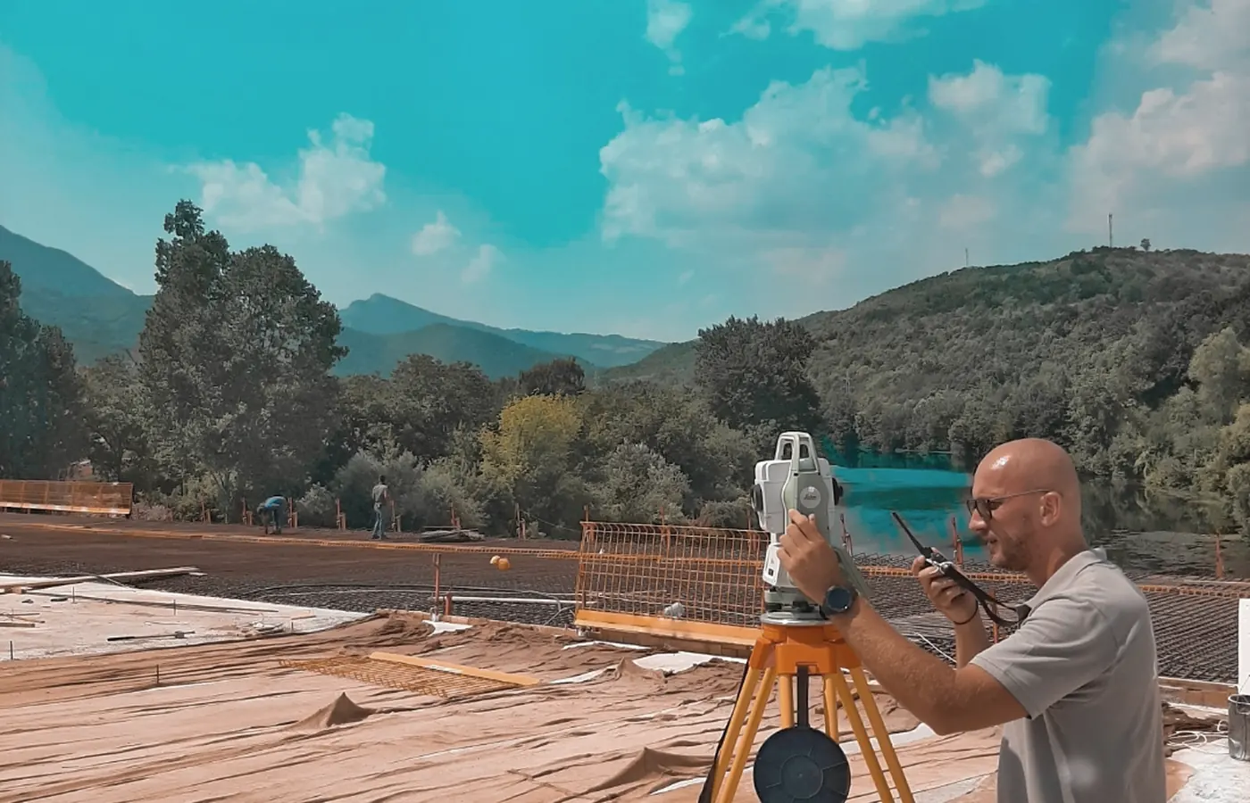 Geodetski instrument na stativu