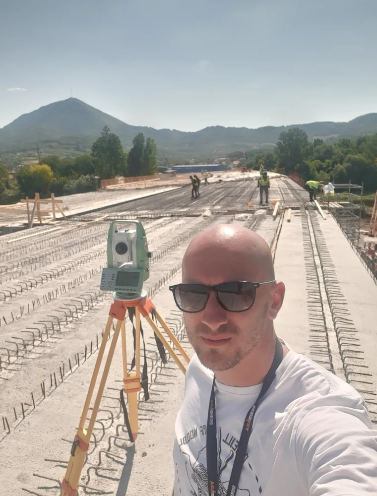 Radovan Šimun pored geodetskog instrumenta na gradilištu mosta