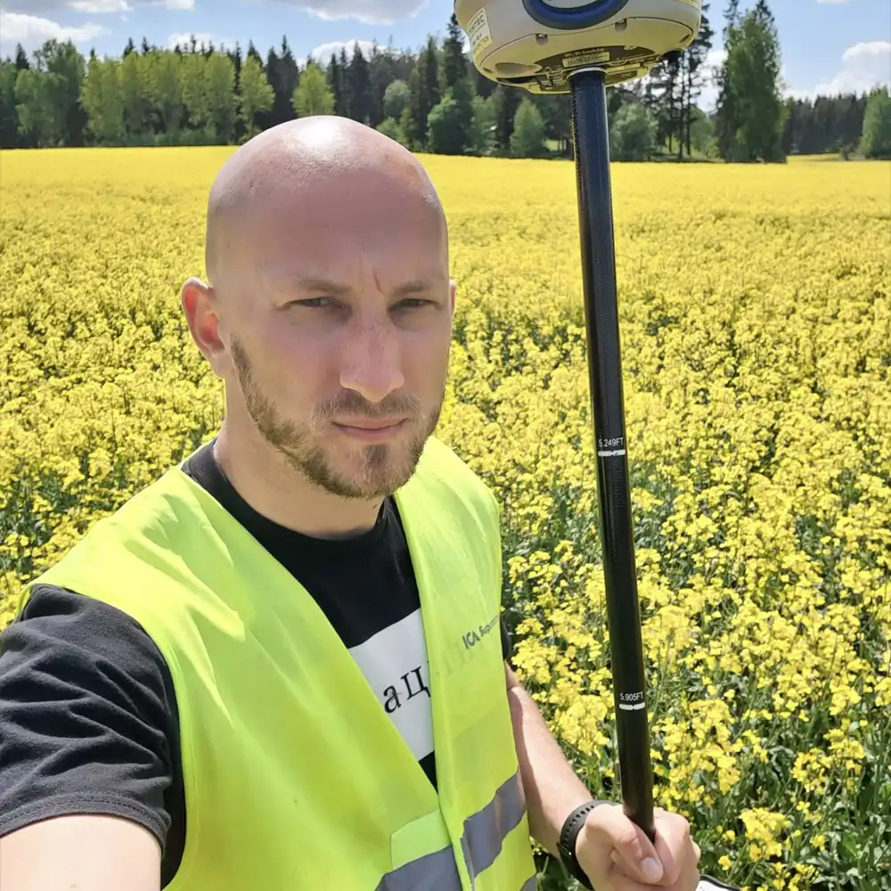 Radovan sa Trimble GPS prijemnikom u polju uljane repice