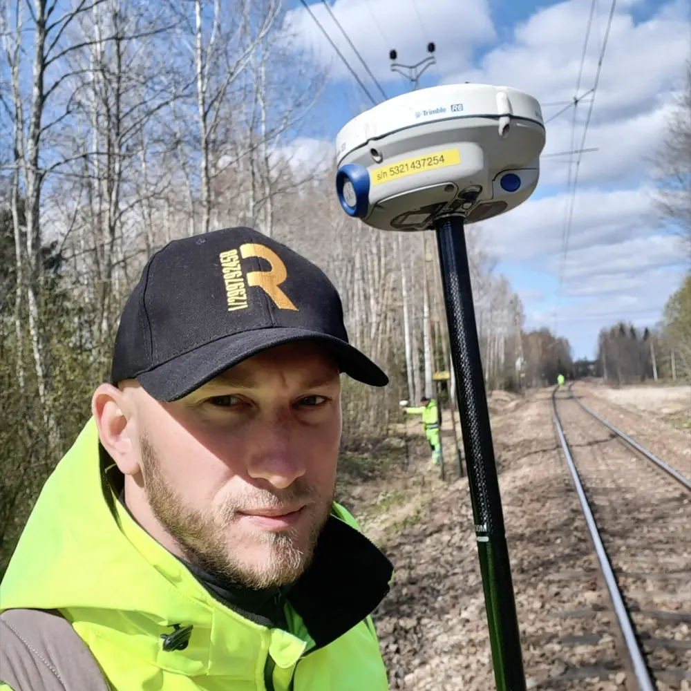 Radovan sa geodetskim prijemnikom pored železničke pruge